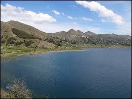 Quelle est la particularité du lac Titicaca ?
