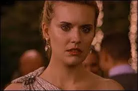 Qui va avertir les Volturi de la naissance de Renesmée ?