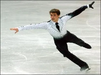 Tâchez de ne pas perdre l'équilibre pour trouver le nom du chanteur, la photo devrait vous y aider !