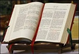 Sa barbe frôlait un livre contenant des prières. Quelle est sa bonne écriture ?