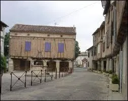 Nous sommes dans le centre de Montdragon, ville Tarnaise située en région ...
