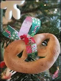 En espérant qu'il soit désormais plus prudent, ses proches ont eu l'idée de lui offrir un bon bretzel malgré le petit souci survenu en 2002. C'est bien sûr :