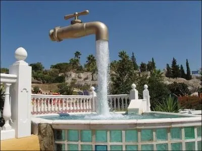 Cette fontaine, située en Espagne, est plutôt insolite puisque l'on voit un robinet suspendu dans les airs et pourtant cette photo n'a pas été retouchée. L'astuce ? Un long tube en plexiglas ou matériau transparent qui est masqué par l'écoulement de l'eau. Astucieux non ?