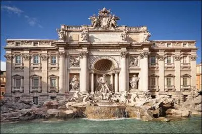 Cette fontaine baroque, située à Rome, a une étrange tradition. En effet, la tradition veut que l'on jette une pièce dans l'eau à de la main droite. Les pièces sont récoltées par les autorités pour être ensuite données à des uvres de charité.
