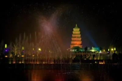 Allons un petit peu en Chine, à Hian, et voyons cette fontaine mêlant jets d'eau, rayons lumineux et musique. Considérée comme la plus grande fontaine d'Asie, elle est nommée .....