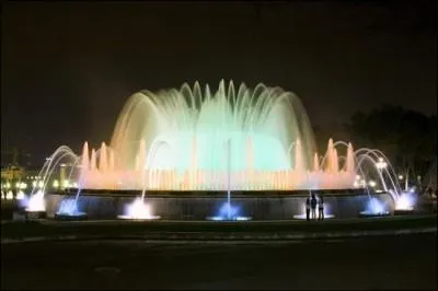 En Espagne, à Barcelone, sur l'avenue de la Reine Maria Cristina, on y trouve une majestueuse fontaine. Restaurée en 1992 lors des Jeux olympiques, la ......... est accompagnée de musique et de jeux de lumière qui accompagnent le bal de l'eau.