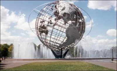 C'est un globe immense avec sa structure en acier inoxydable et il est situé à New York. Sa hauteur de 42, 7 mètres et son diamètre de 36, 6 mètres en surprennent plus d'un. Il a été construit de 1964 à 1965.