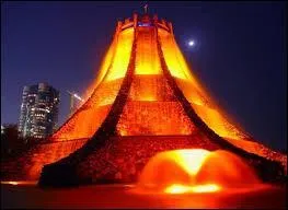 Cette magnifique fontaine en forme de volcan a été détruite en 2004 pour permettre un développement plus "pittoresque "du quartier où elle se trouvait. Dommage, car elle était jolie. Elle se situait à Abu Dabi. Il s'agissait d'une des plus belles fontaines du monde.