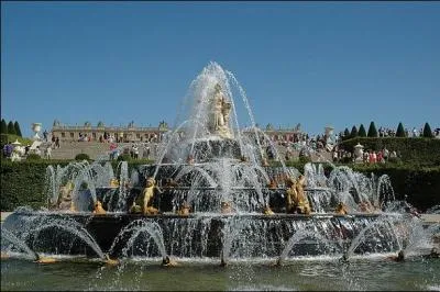 Allez, on rentre à Paris en jetant un dernier regard au bassin de ....... . Majestueuse fontaine représentant ..... et ses deux enfants : Apollon et Diane. On peut également voir des paysans et des grenouilles, référence au fait que ..... aurait été humilié par des paysans et donc il les aurait changés en grenouilles.