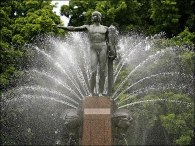 Admirez la fontaine ...... située à Hyde Park dans le centre de Sydney. Cette fontaine commémore l'alliance franco-australienne durant la Première Guerre mondiale. Elle a été construite en 1932 par François-Léon Sicard.