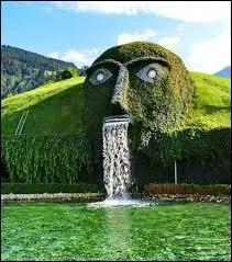 Là aussi, l'artiste a fait preuve d'originalité, une fontaine avec une tête géante et l'eau qui sort de la bouche, ce n'est pas courant. Quant au résultat donné, c'est tout simplement sublime. D'ailleurs on peut confondre l'eau qui tombe avec des fleurs blanches (enfin ça, c'est ma pensée). Elle se situe à Innsbruck en Autriche.
