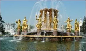 Elle a le même nom qu'une fontaine qui se situe à Berlin, bien que celle de Berlin présente un style plus "rock 'n' roll". Celle-ci se situe en Russie et correspond plus à son nom (pour moi car l'art c'est subjectif). On y voit une gerbe d'or entourée de 16 jeunes filles (nombre de Républiques de l'URSS en 1954 - 15 en 1956, mais on a préservé les 16 sculptures).