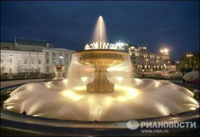 Cette fontaine sublime, à l'allure classique et intemporelle, séduit par son charme et son élégance. Elle n'a pas de nom mais elle se situe à Moscou sur une certaine place ....... . Elle remplace une ancienne fontaine à l'occasion du 850e anniversaire de Moscou.