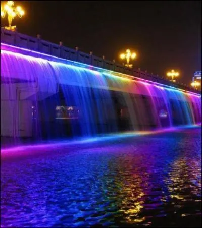 En fait, la fontaine arc-en-ciel existe déjà même si cela ressemble plus à une cascade. L'eau qui s'écoule du pont ........ à Séoul, est éclairée, la nuit, par des éclairages spéciaux qui donnent le côté "arc-en-ciel".