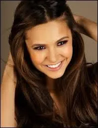 A qui Elena demande-t-elle de lui effacer les souvenirs de Damon ?