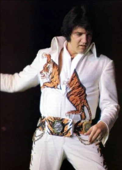 Elvis Presley est décédé en 1977, au mois :