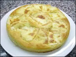 Quel est le nom de ce plat composé de pâte briochée garnie de tranches de fromage A.O.C du Nord ?