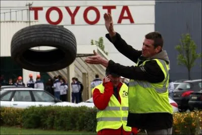 L'usine Toyota d'Onnaing a t bloque par des grves. Un discours du vice-prsident avait envenim la situation. Il y disait: