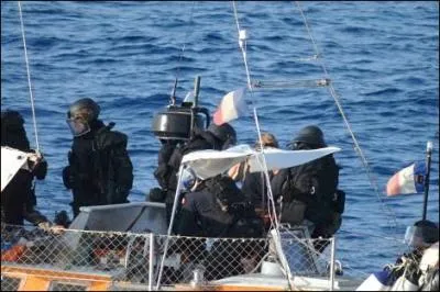Dans l'affaire du Tanit, qui a donn l'ordre aux commandos de prendre d'assaut le voilier tenu par des pirates somaliens?