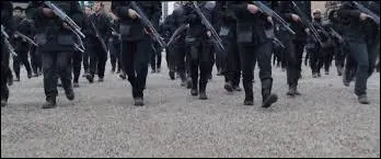 Pourquoi Tris et Tobias ne sont-ils pas contrôlés par la simulation ?