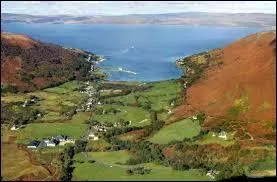Quelle île écossaise est surnommée "l'Ecosse en miniature" car, à son image, elle se compose de Highlands au Nord et de Lowlands au Sud ?