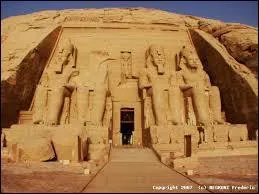 Changeons de continent pour nous rendre en Egypte. De quel temple la photo représente-t-elle l'entrée ?