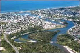 Poursuivons notre traversée de l'Atlantique et engouffrons-nous dans l'embouchure du Saint-Laurent jusqu'à rejoindre Montréal. Durant le trajet, laquelle de ces villes, la plus en aval du fleuve des quatre, apercevrons-nous en premier lieu ?