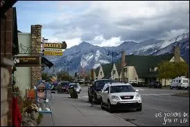 Prenons l'avion pour rejoindre, à l'ouest, les Rocheuses. Quelle est cette ville d'Alberta donnant son nom à un parc national et située au pied du Mont Robson et à l'extrémité nord de la magnifique route panoramique dite "des champs de glace" ?