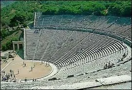 Quelle est cette cité antique grecque, célèbre pour son amphithéâtre magnifiquement conservé et à l'acoustique exceptionnelle ?