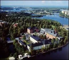 Quelle est cette ville finlandaise très marquée par l'architecture russe et située le long de la partie nord du golfe de Botnie ?