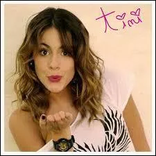 Au début de la saison 3, avec qui Violetta était-elle en couple ?