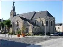 Voici l'église de Saint-Barthélémy-d'Anjou. Commune angevine, elle se situe en région ...