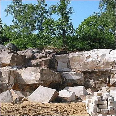 Jour 14 : roche constituée de grains de sable agglomérés par un ciment naturel.