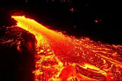 Jour 6 : roche en fusion émise par un volcan lors d'une éruption.