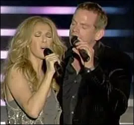 Avec qui chante-t-elle souvent ?