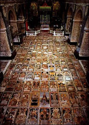 Qu'est-ce qui est représenté sur le sol de la co-cathédrale St Jean ?