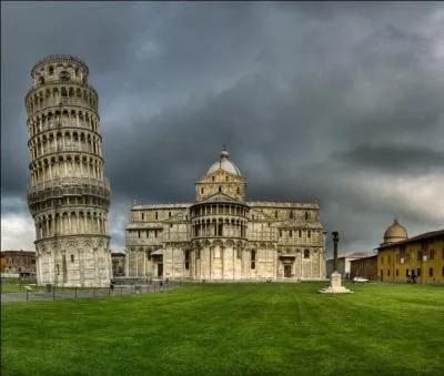 Dans quel but a été construite la tour de Pise ?