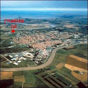 Une cité construite pour Louis XIV, où tout est donc "royal" (la Corderie, le théâtre, les marécages, votre serviteur, etc.) sauf les salaires ! Seule ville de la région au palmarès (28e), j'ai nommé ...