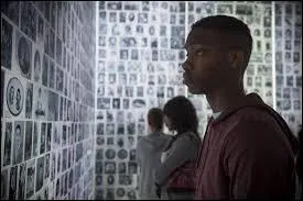 Quel enfant est le premier à apparaître dans la présentation des lycéens ?