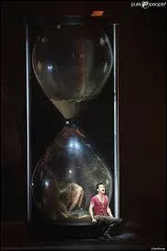 Dans quelle chanson y a-t-il un sablier géant ?