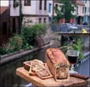 Quel est cet oiseau sauvage domestiqué et élevé en condition naturelle qui entre dans le composition du pâté d'Amiens ?