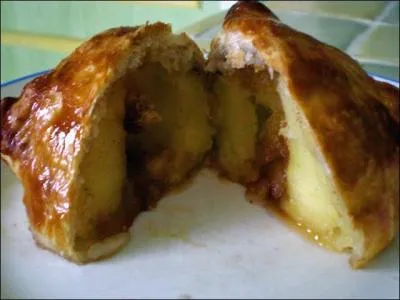 Quel dessert est composé de pommes et de pâte ?