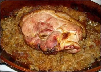 Quel plat est composé de rouelle de porc et d'oignons émincés ?