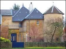 Ce château se trouve à Courcelles-sur-Nied, commune Mosellane située en région ...