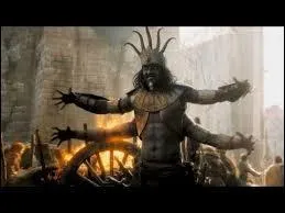 Quel membre de la famille de cet homme lui donne un étrange objet ?