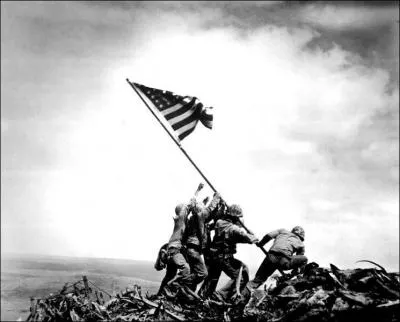 On ne sait qui est le plus célèbre des deux : la photo ou le photographe. Ce cliché a été pris par ... sur le mont Suribachi, lors de la bataille d'Iwo Jima.