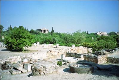 Dans les grandes cités de la Grèce antique, comment s'appelait la place de rassemblement populaire où se situaient les temples et les bâtiments des grandes institutions politiques ?