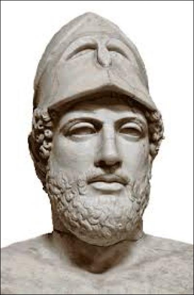 Quel grand homme politique de la Grèce antique, connu pour sa grande sagesse, marque l'apogée de démocratie entre -444 et -429 ?