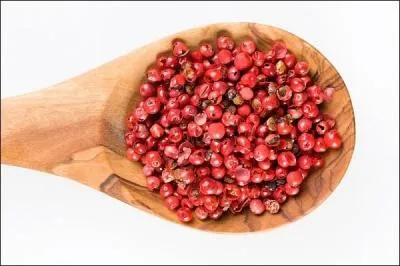 Le poivre rouge est un grain cueilli à six mois.