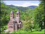 C'est une abbaye alsacienne située dans un vallon, dont l'édification commence en 728. Aujourd'hui il ne reste que deux majestueuses tours en grès rose, le chevet et le choeur. C'est ...